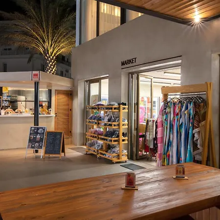 蓝天城海滩酒店 4*